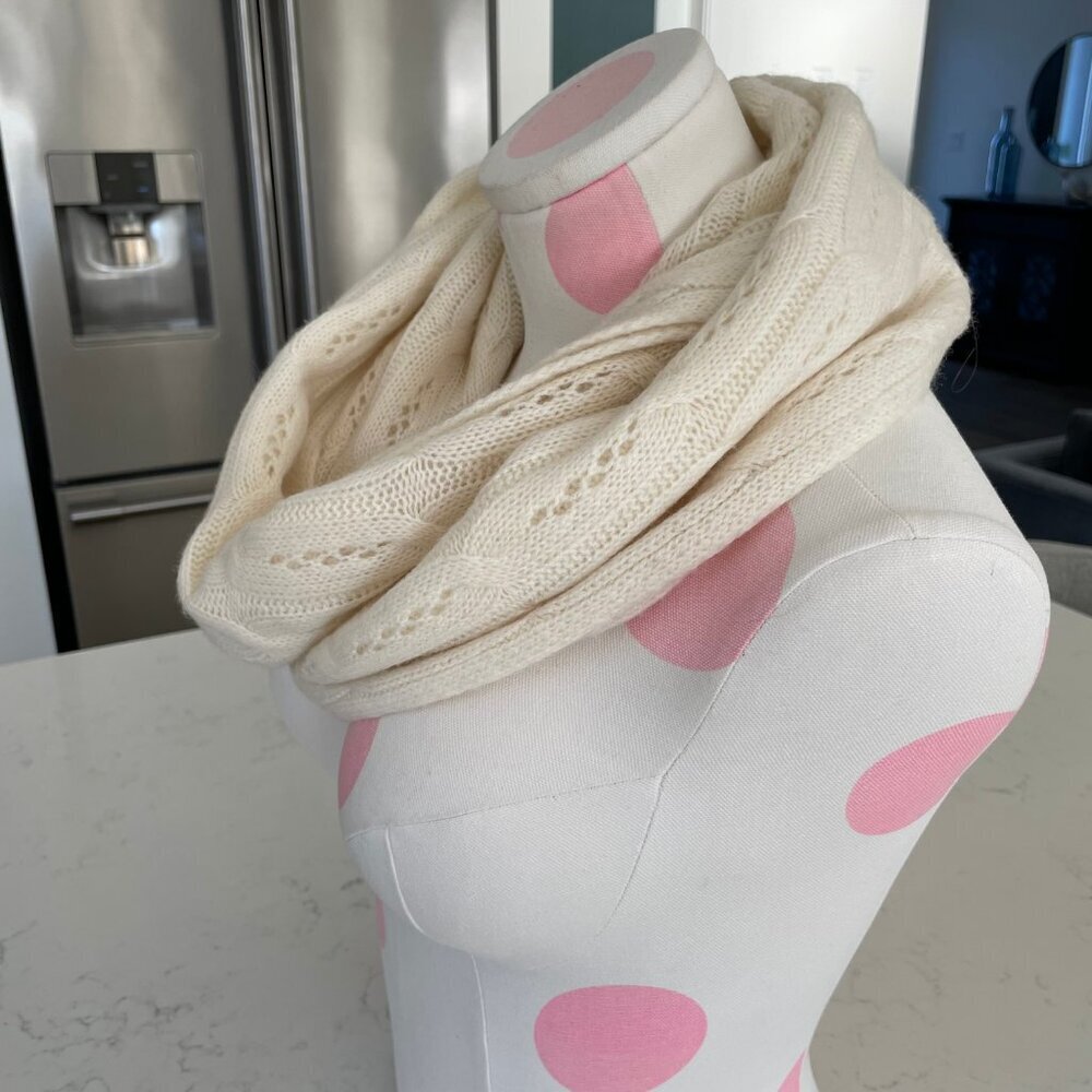 Classic Link Pattern Infinity Knit Scarf in Neutral Soft Cream OS no tags - Picture 6 of 7